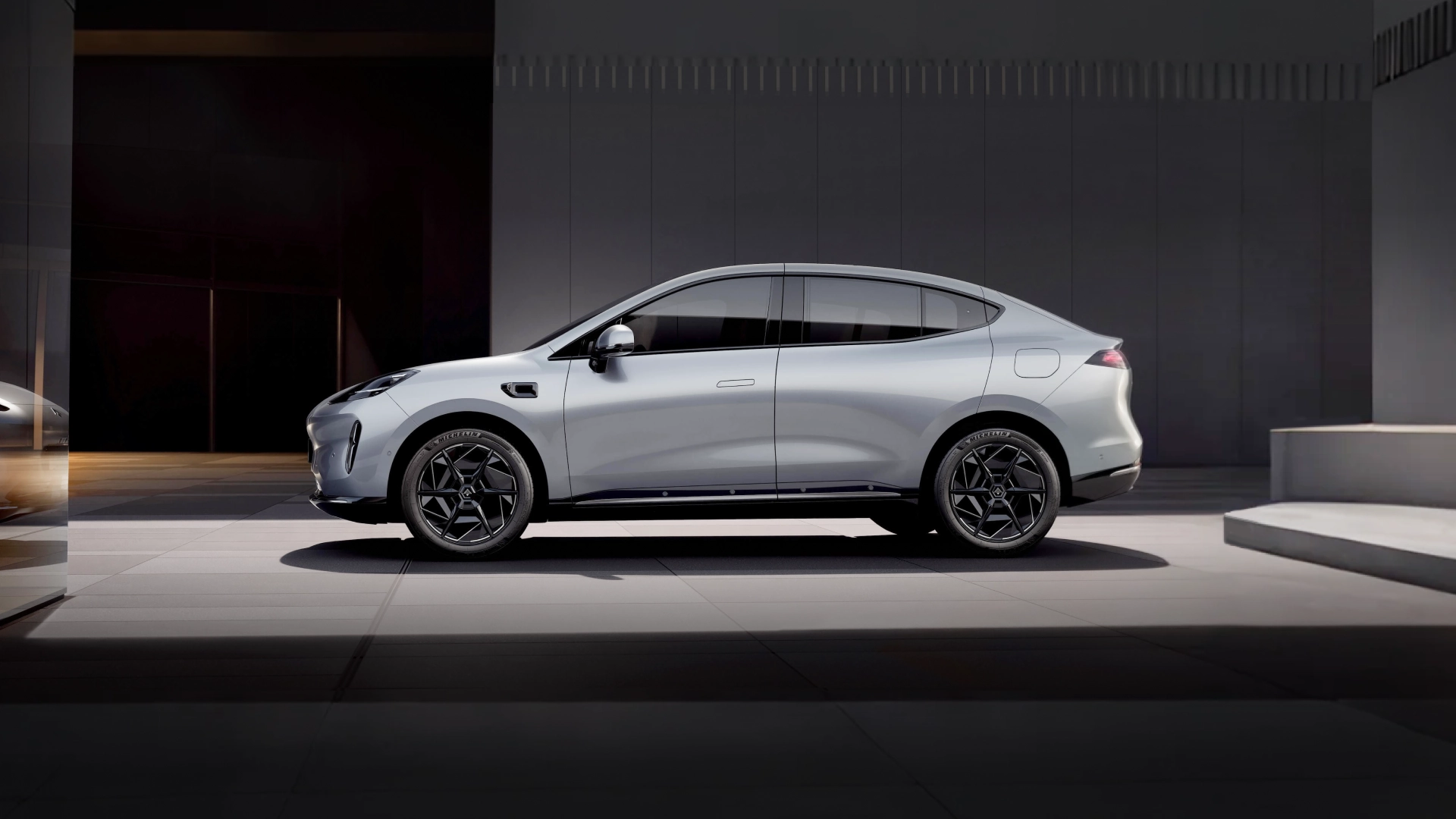 NEW LUXURY PURE ELECTRIC SUV