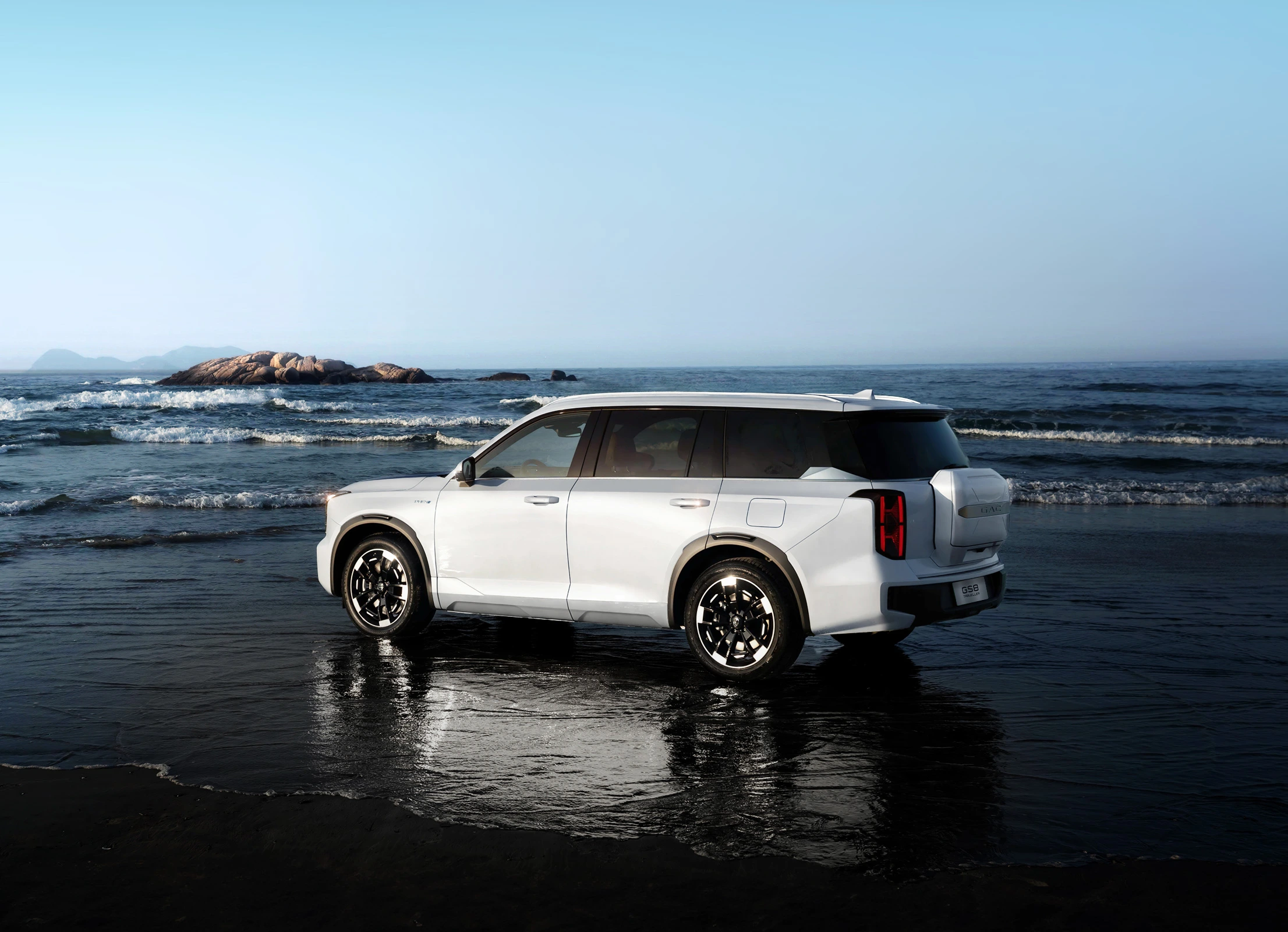 HIGH-TECH LUXURY 7-SEAT SUV